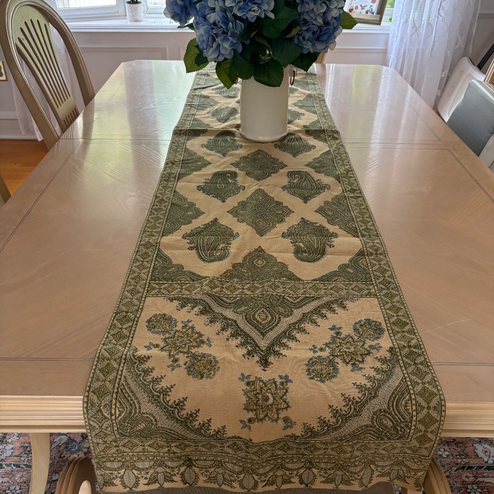Pottery Barn Erica Medallion table runner 90x 18 inches